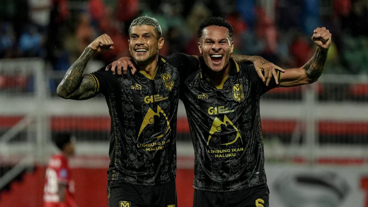 Dua pemain Malut United merayakan gol dengan penuh semangat dalam kemenangan 4-0 melawan Persijap Jepara di ajang Liga 2.