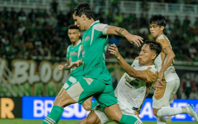 Aksi perebutan bola sengit antara pemain PSS Sleman dan Dewa United dalam pertandingan lanjutan BRI Super League yang disiarkan langsung di Indosiar.