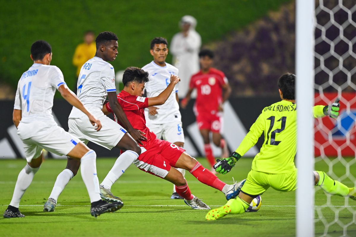 Pemain Timnas Indonesia U-17 sedang berduel sengit memperebutkan bola dengan pemain lawan dalam laga uji coba persiapan Piala Dunia.