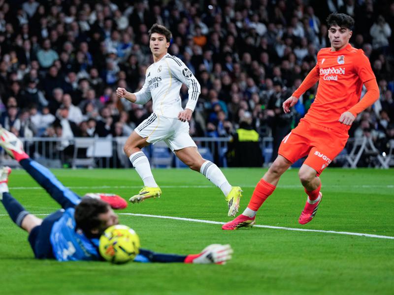 Aksi pemain Real Madrid Brahim Diaz saat menggiring bola melewati pertahanan lawan dalam pertandingan La Liga yang krusial untuk perebutan puncak klasemen.