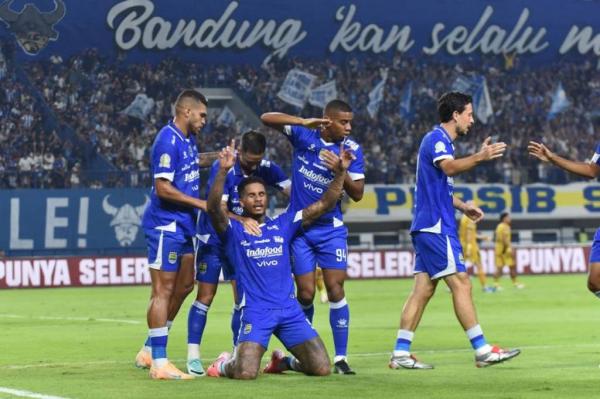 Selebrasi ikonik Ciro Alves bersama rekan setim di Persib Bandung dengan latar belakang tribun penonton yang penuh, melambangkan semangat misi comeback di ACL 2.
