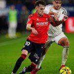 Duel perebutan bola antara pemain Real Madrid dan pemain Osasuna dalam pertandingan La Liga yang berakhir dengan skor 2-1 untuk kemenangan Osasuna.