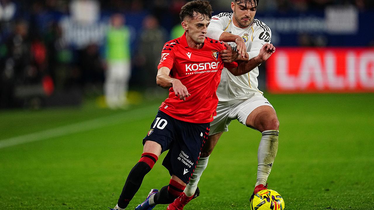 Duel perebutan bola antara pemain Real Madrid dan pemain Osasuna dalam pertandingan La Liga yang berakhir dengan skor 2-1 untuk kemenangan Osasuna.