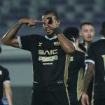 Penyerang Dewa United, Alex Martins, melakukan selebrasi ikonik setelah mencetak gol ke gawang Borneo FC.