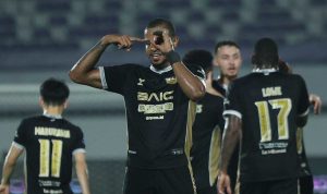 Penyerang Dewa United, Alex Martins, melakukan selebrasi ikonik setelah mencetak gol ke gawang Borneo FC.