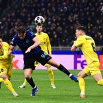Pemain Inter Milan berduel udara memperebutkan bola dalam laga krusial Liga Champions yang menentukan kegagalan lolos ke 16 besar.