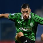 Jay Idzes saat memberikan instruksi kepada rekan setimnya dalam pertandingan Serie A antara Sassuolo vs Hellas Verona.