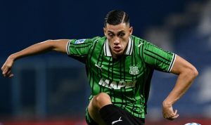 jay-idzes-sassuolo-menang-lawan-hellas-verona.jpg Jay Idzes saat memberikan instruksi kepada rekan setimnya dalam pertandingan Serie A antara Sassuolo vs Hellas Verona.