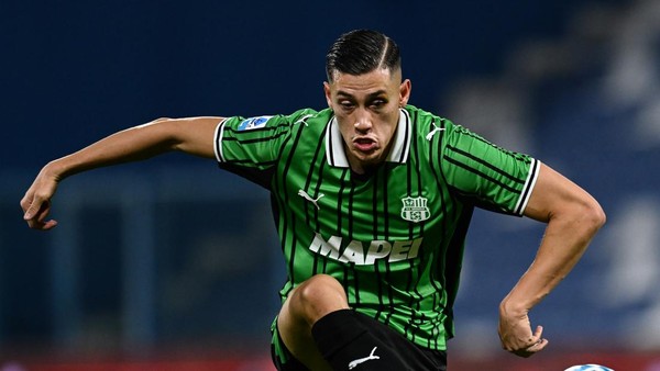 Jay Idzes saat memberikan instruksi kepada rekan setimnya dalam pertandingan Serie A antara Sassuolo vs Hellas Verona.