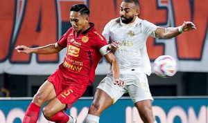 duel-sengit-persija-jakarta-vs-arema-fc.jpg Duel perebutan bola antara pemain Persija Jakarta (jersey merah) dan pemain Arema FC (jersey putih) dalam laga panas Liga Indonesia.