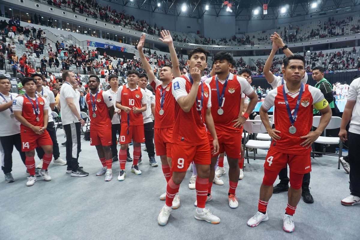 Skuad Timnas Futsal Indonesia mengenakan medali, bukti keseriusan PSSI dalam membina prestasi futsal di kancah Asia.