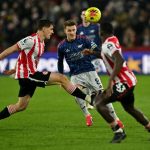 brentford-vs-arsenal-hasil-imbang-liga-inggris-2.jpg Martin Odegaard dari Arsenal dikepung pemain Brentford dalam pertandingan Liga Inggris yang berakhir imbang, memanaskan persaingan gelar dengan Man City.