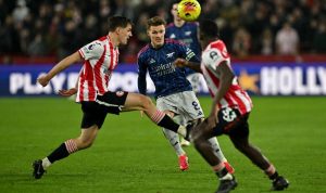 brentford-vs-arsenal-hasil-imbang-liga-inggris-2.jpg Martin Odegaard dari Arsenal dikepung pemain Brentford dalam pertandingan Liga Inggris yang berakhir imbang, memanaskan persaingan gelar dengan Man City.
