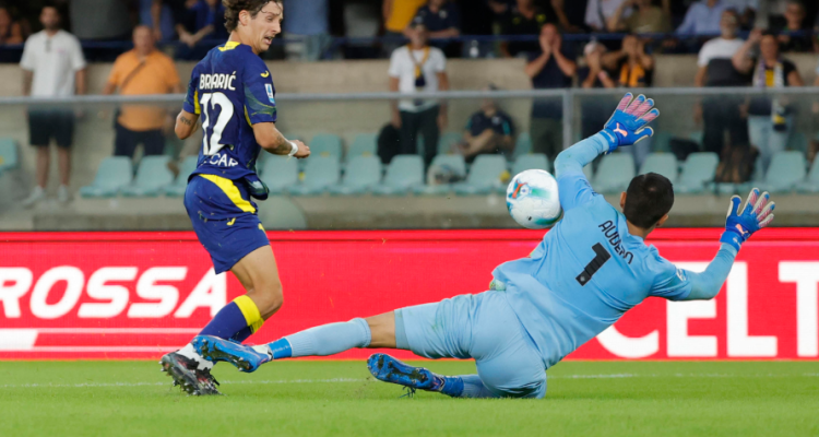 emil-audero-kiper-nomor-satu-timnas-indonesia-fifa-series-2026.jpg Kiper Emil Audero melakukan penyelamatan akrobatik saat membela Timnas Indonesia di ajang FIFA Series 2026.