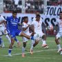 Pemain Persib Bandung berduel perebutan bola dengan pemain Malut United dalam pertandingan Liga 1.