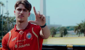 Mauro Zijlstra menggunakan jersey Persija Jakarta dengan latar belakang Monas, resmi menjadi pemain baru Macan Kemayoran.