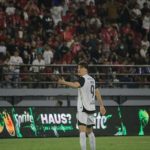Mauro Ziljstra dengan jersey putih nomor punggung 9 memberikan instruksi kepada rekan setim dalam laga Persija Jakarta vs Bali United.