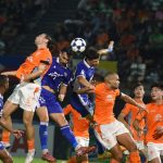 Aksi duel udara pemain Persib Bandung melawan pemain Port FC dalam pertandingan kompetisi Asia ACL Two yang menunjukkan semangat pantang menyerah.