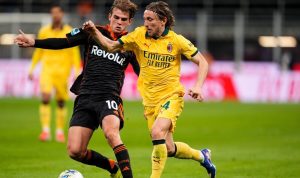 Aksi Luka Modric membawa bola saat laga AC Milan melawan Como di kompetisi Serie A.