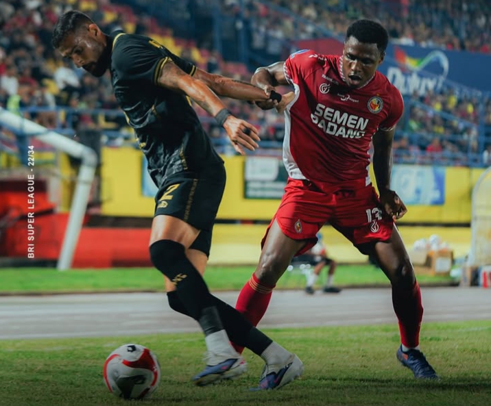 Ekspresi pemain Semen Padang FC saat merayakan gol penyama kedudukan di menit akhir melawan Malut United.