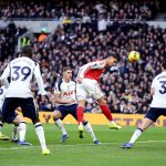 Duel udara pemain Arsenal saat mencetak gol melalui sundulan ke gawang Tottenham Hotspur dalam kemenangan telak 4-1.