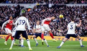 hasil-pertandingan-tottenham-vs-arsenal-skor-4-1.jpg Duel udara pemain Arsenal saat mencetak gol melalui sundulan ke gawang Tottenham Hotspur dalam kemenangan telak 4-1.