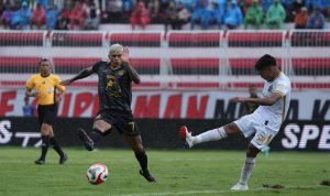 Duel sengit pemain Bhayangkara FC dan Malut United dalam lanjutan kompetisi Super League di Stadion Gelora Kie Raha.