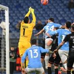 Kiper keturunan Indonesia, Emil Audero, saat melompat menghalau bola di udara dalam pertandingan Cremonese.