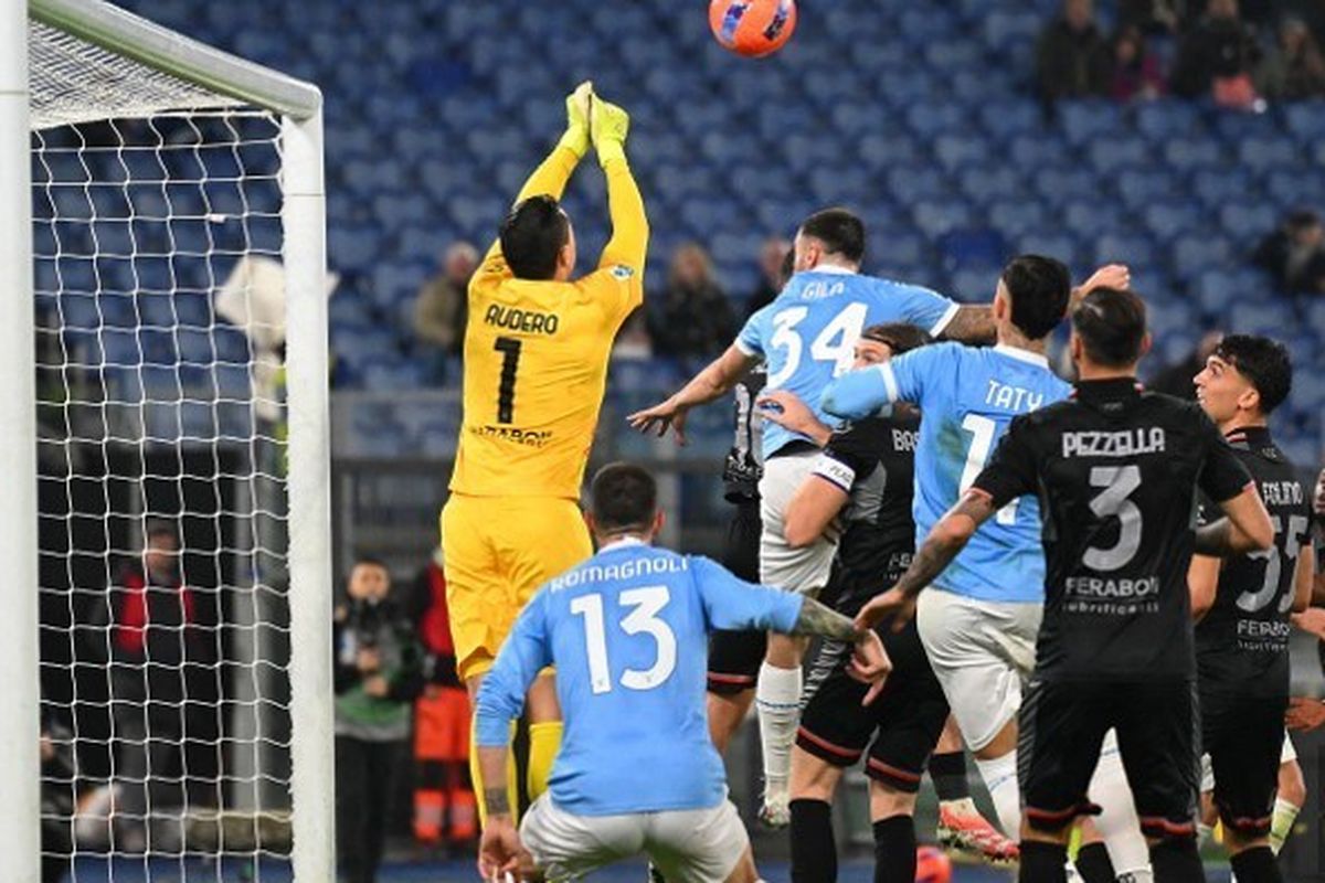 Kiper keturunan Indonesia, Emil Audero, saat melompat menghalau bola di udara dalam pertandingan Cremonese.