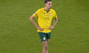 justin-hubner-bek-timnas-indonesia-raja-tekel-eropa-3.jpg Justin Hubner, bek muda Timnas Indonesia, berdiri di lapangan saat bertanding, mencatatkan diri sebagai salah satu raja tekel di Eropa.