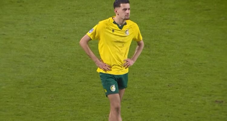 justin-hubner-bek-timnas-indonesia-raja-tekel-eropa-3.jpg Justin Hubner, bek muda Timnas Indonesia, berdiri di lapangan saat bertanding, mencatatkan diri sebagai salah satu raja tekel di Eropa.