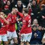 Selebrasi para pemain Manchester United di Old Trafford setelah berhasil mencetak gol ke gawang Fulham dalam laga dramatis yang berakhir dengan skor 3-2.