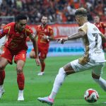 Kapten Persija Jakarta, Rizky Ridho, sedang membayangi pergerakan pemain Dewa United dalam pertandingan Liga 1 di JIS.