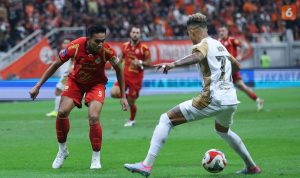 Kapten Persija Jakarta, Rizky Ridho, sedang membayangi pergerakan pemain Dewa United dalam pertandingan Liga 1 di JIS.