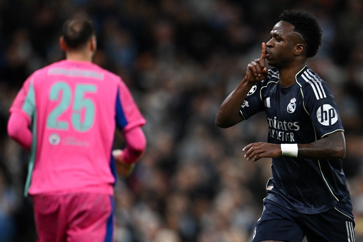 Selebrasi Vinícius Júnior (Real Madrid) dengan gestur tutup mulut (shushing) saat melawan Manchester City di Liga Champions.