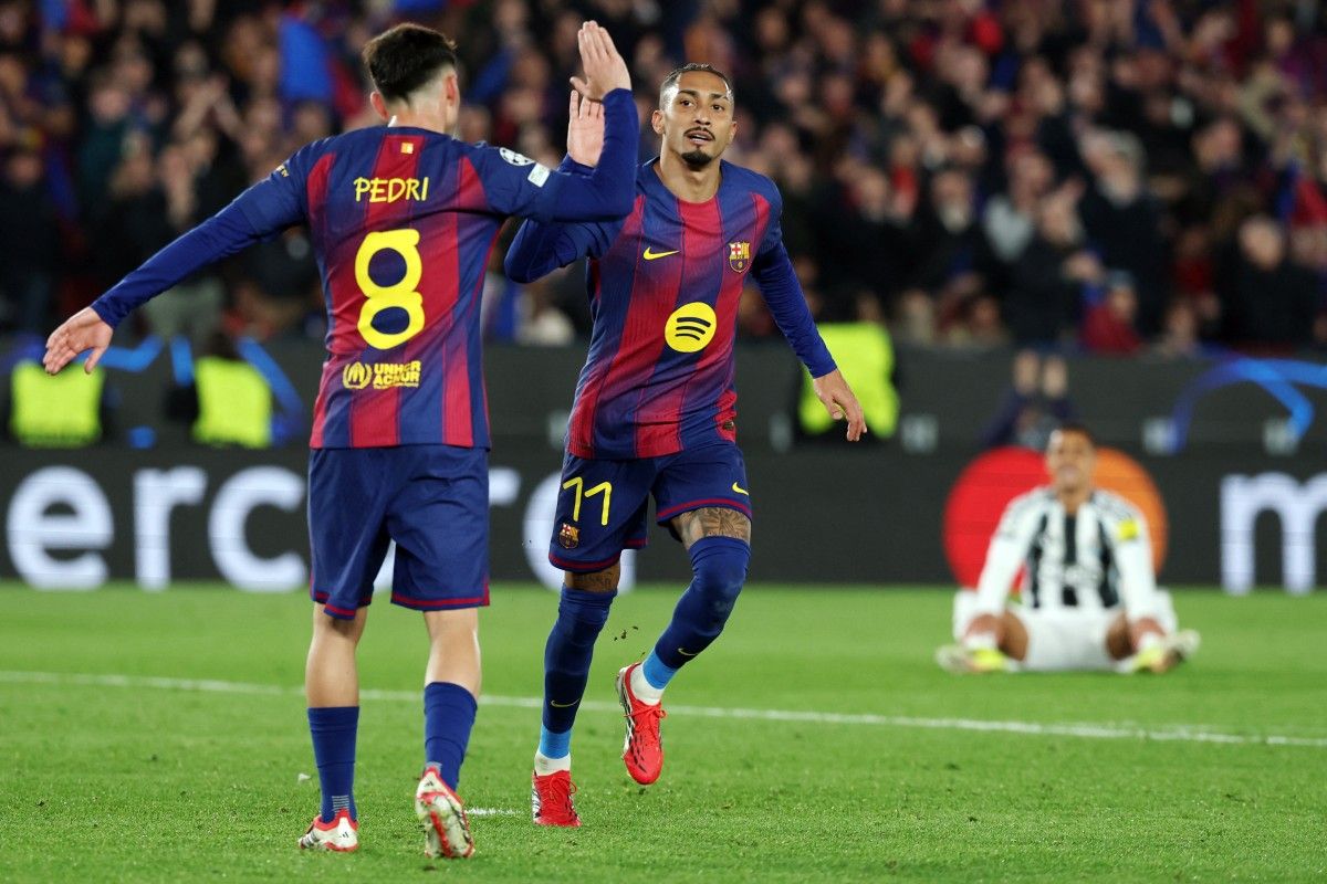 Selebrasi Raphinha dan Pedri setelah mencetak gol dalam kemenangan telak Barcelona atas Newcastle United di kompetisi Eropa.