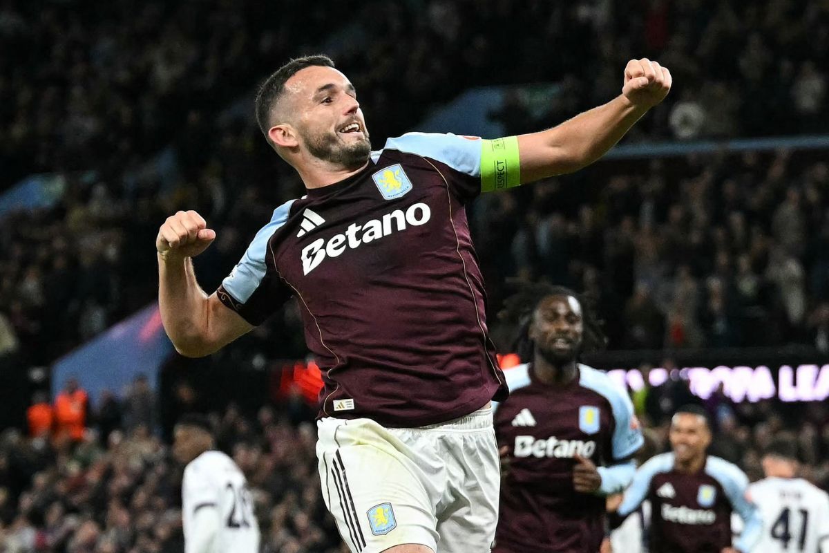 John McGinn kapten Aston Villa melakukan selebrasi penuh semangat dengan mengepalkan tangan setelah mengalahkan tim Calvin Verdonk Cs di kompetisi Eropa.
