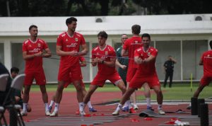 Pemain Timnas Indonesia melakukan latihan peregangan menggunakan resistance band pada sesi latihan perdana jelang FIFA Series 2026.