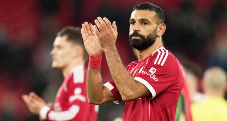 mohamed-salah-tinggalkan-liverpool-tujuan-transfer.jpg Mohamed Salah memberikan tepuk tangan kepada penggemar setelah pertandingan Liverpool FC di tengah rumor kepindahannya ke Arab Saudi atau Amerika.