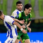 Pemain Persebaya Surabaya sedang berduel berebut bola dengan pemain Persib Bandung dalam pertandingan klasik Liga 1 yang berakhir imbang 2-2.