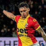 dean-james-batal-perkuat-timnas-indonesia.webp Potret Dean James saat beraksi di lapangan mengenakan jersey klub Go Ahead Eagles, pemain yang batal memperkuat Timnas Indonesia.