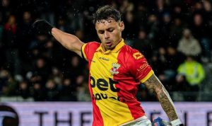 dean-james-batal-perkuat-timnas-indonesia.webp Potret Dean James saat beraksi di lapangan mengenakan jersey klub Go Ahead Eagles, pemain yang batal memperkuat Timnas Indonesia.