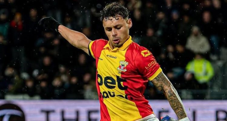 dean-james-batal-perkuat-timnas-indonesia.webp Potret Dean James saat beraksi di lapangan mengenakan jersey klub Go Ahead Eagles, pemain yang batal memperkuat Timnas Indonesia.