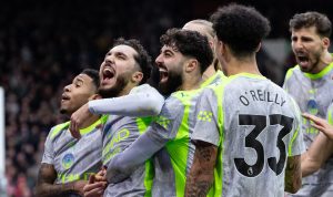 Para pemain Manchester City melakukan selebrasi gol dengan mengenakan jersey tandang abu-abu aksen kuning neon, namun akhirnya tersandung di Etihad Stadium.