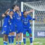 Empat pemain Persib Bandung mengenakan jersey biru merayakan gol dengan penuh suka cita di depan gawang dalam pertandingan kandang melawan Persik Kediri.