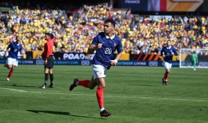 prancis-vs-kolombia-desire-doue-dua-gol.jpg Desire Doue merayakan gol saat pertandingan timnas Prancis melawan Kolombia di stadion yang dipadati penonton.
