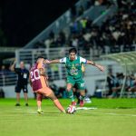 borneo-fc-vs-persebaya-liga-1-skor-5-1.jpg Pemain Borneo FC (jersey oranye/merah) melakukan duel perebutan bola dengan pemain Persebaya Surabaya dalam pertandingan Liga 1 yang berakhir dengan kemenangan telak Pesut Etam.