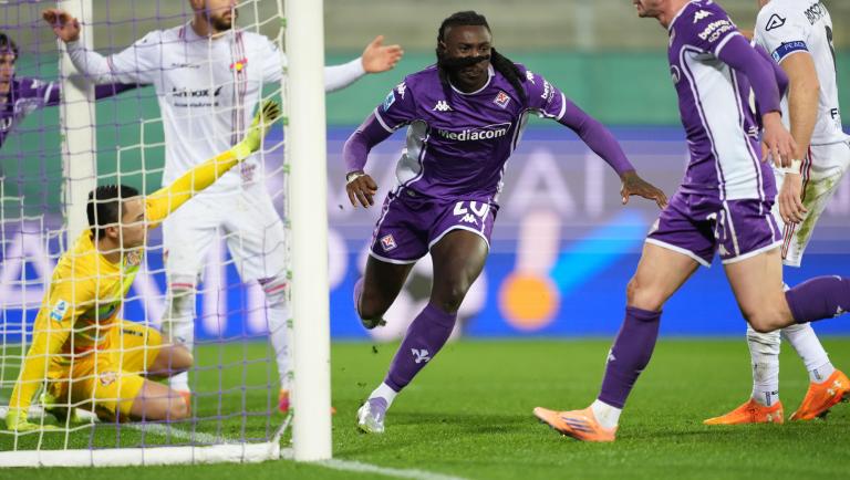 Moise Kean melakukan selebrasi setelah mencetak gol untuk Fiorentina ke gawang Cremonese yang dijaga Emil Audero dalam kemenangan telak 4-0.