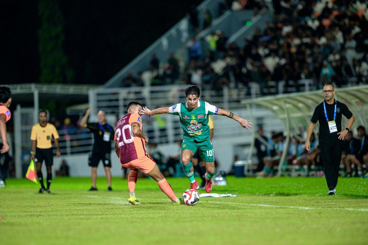 Pemain Borneo FC (jersey oranye/merah) melakukan duel perebutan bola dengan pemain Persebaya Surabaya dalam pertandingan Liga 1 yang berakhir dengan kemenangan telak Pesut Etam.