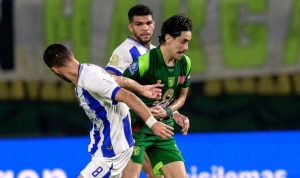 drama-4-gol-persebaya-vs-persib-duel-klasik-liga-1.jpg Pemain Persebaya Surabaya sedang berduel berebut bola dengan pemain Persib Bandung dalam pertandingan klasik Liga 1 yang berakhir imbang 2-2.